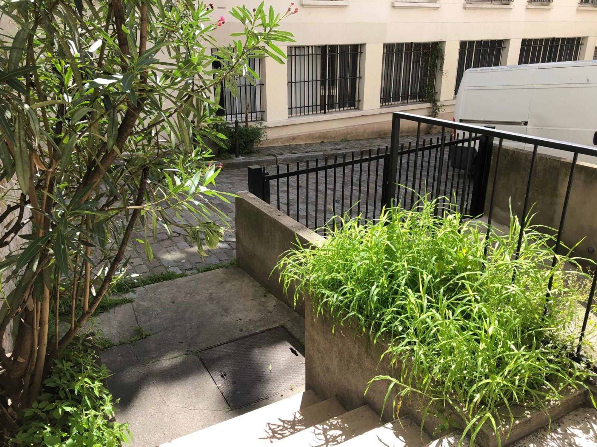 Studio Pigalle: Cozy Parisian Retreat in Montmartre Exterior photo