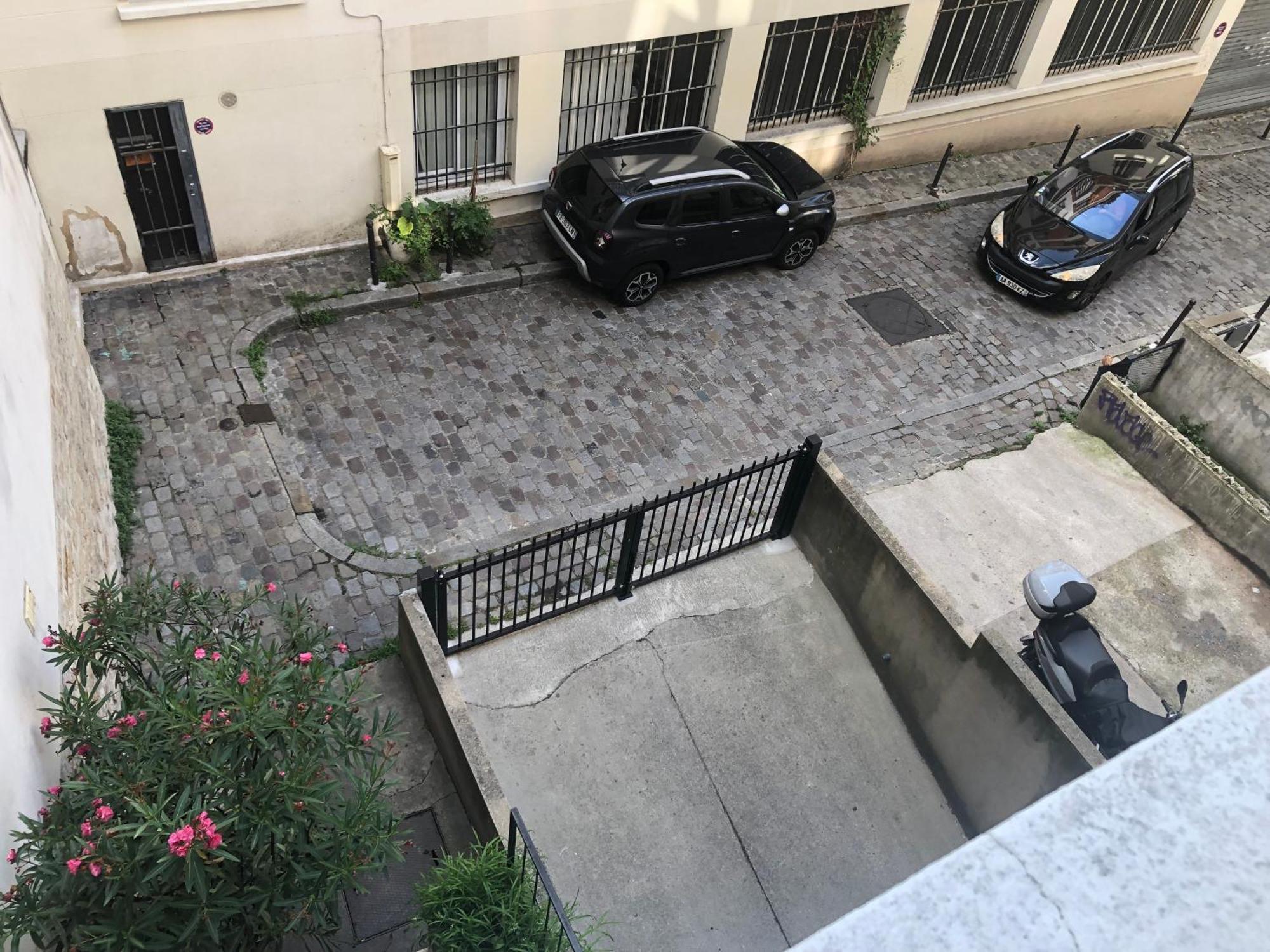 Studio Pigalle: Cozy Parisian Retreat in Montmartre Exterior photo