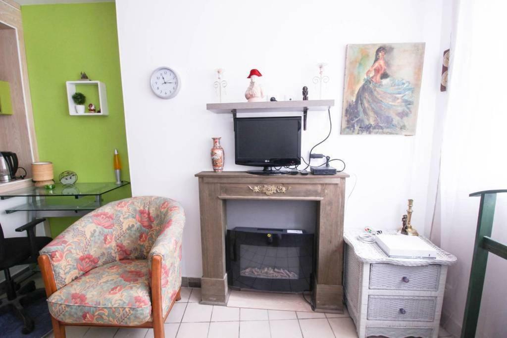 Studio Pigalle: Cozy Parisian Retreat in Montmartre Exterior photo